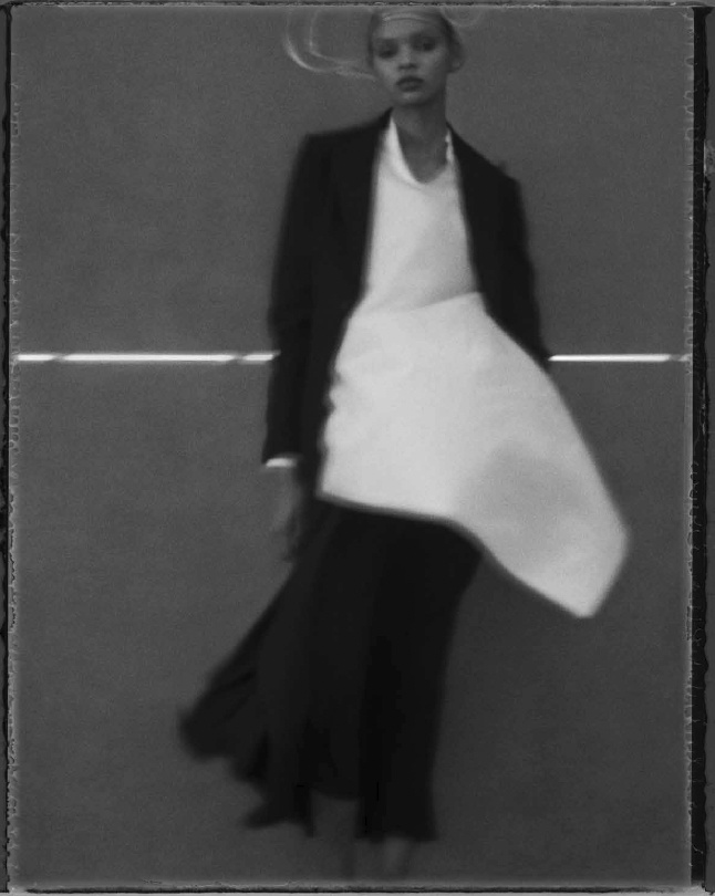 世界的写真家サラ・ムーンのカラー写真のみを纏めた初の写真集